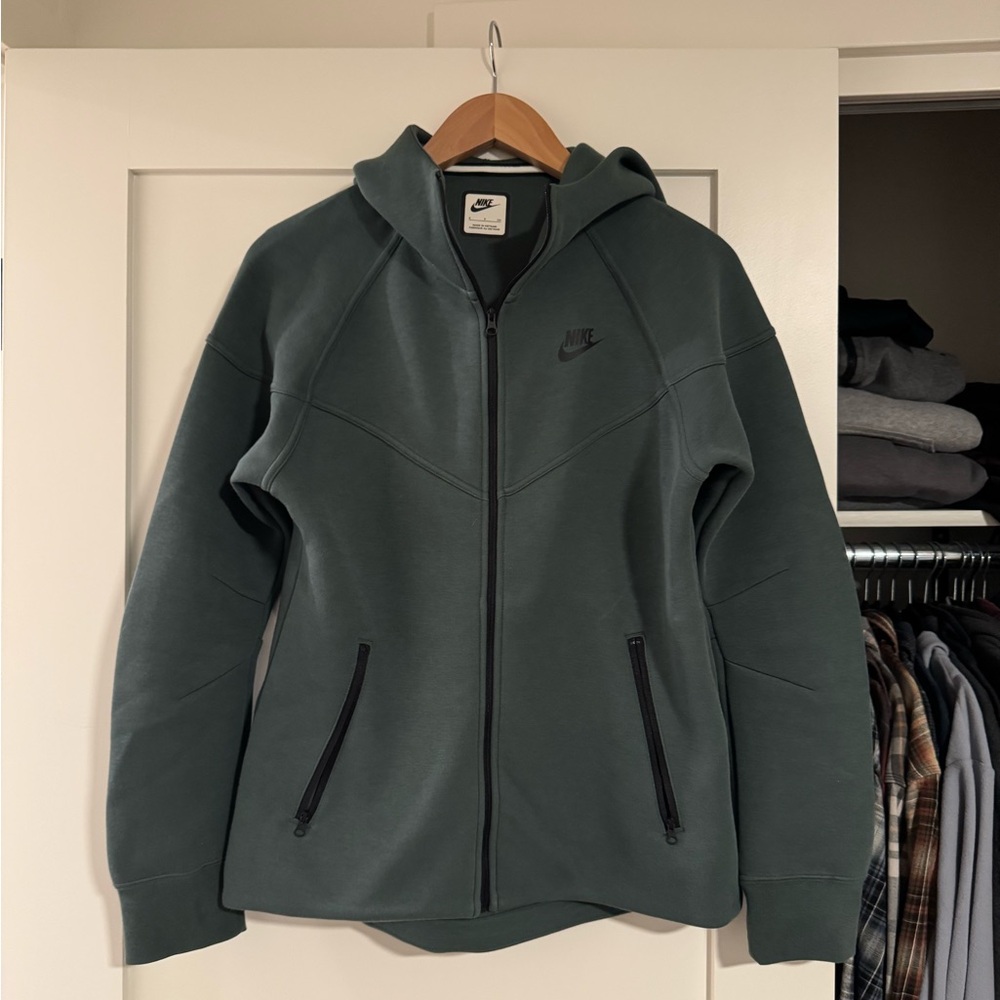Nike Women's green sweatsuit